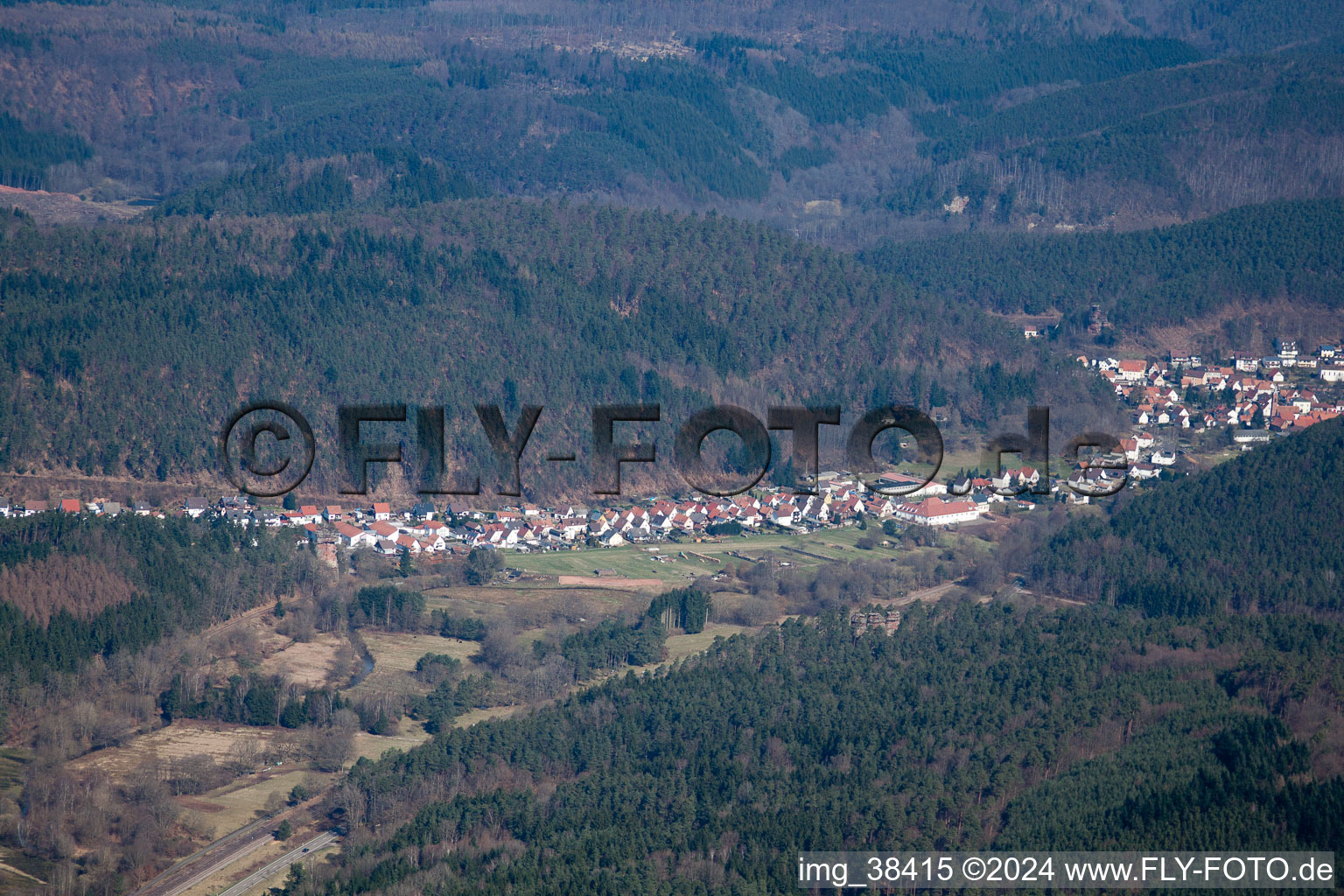 Hinterweidenthal dans le département Rhénanie-Palatinat, Allemagne du point de vue du drone