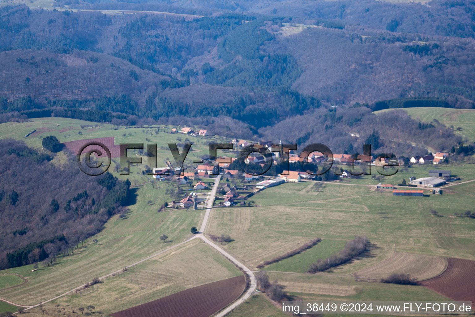 Vue aérienne de Champs agricoles et surfaces utilisables à Liederschiedt dans le département Moselle, France