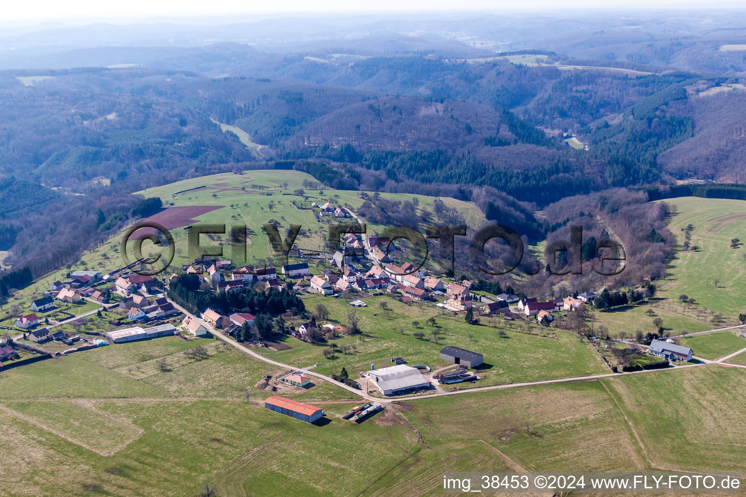 Vue aérienne de Champs agricoles et surfaces utilisables à Liederschiedt dans le département Moselle, France