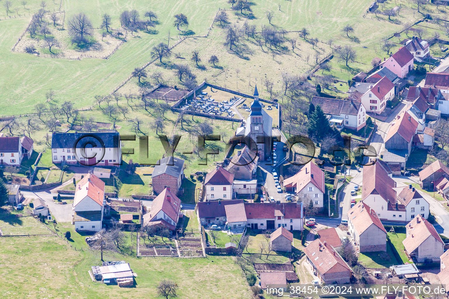 Vue aérienne de Bâtiment d'église au centre du village à Liederschiedt dans le département Moselle, France