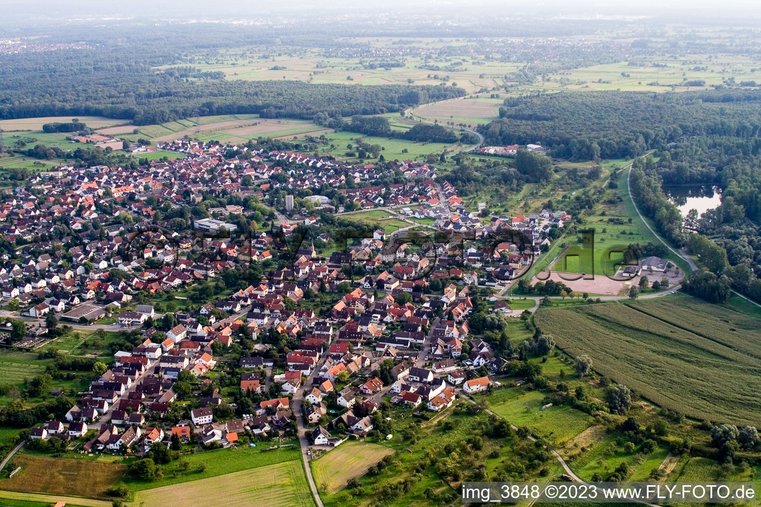 Vue aérienne de Illingen à Elchesheim dans le département Bade-Wurtemberg, Allemagne