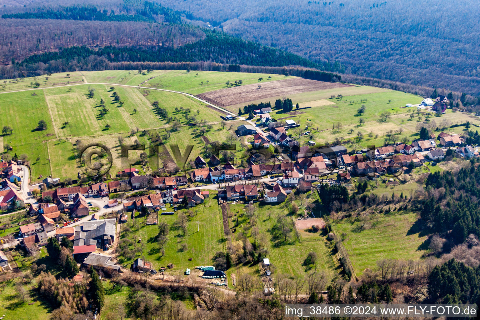 Vue aérienne de Champs agricoles et surfaces utilisables à Ratzwiller dans le département Bas Rhin, France