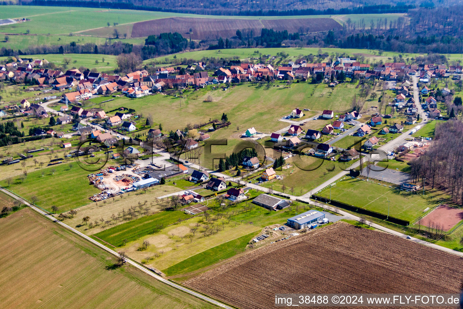 Vue aérienne de Weislingen dans le département Bas Rhin, France