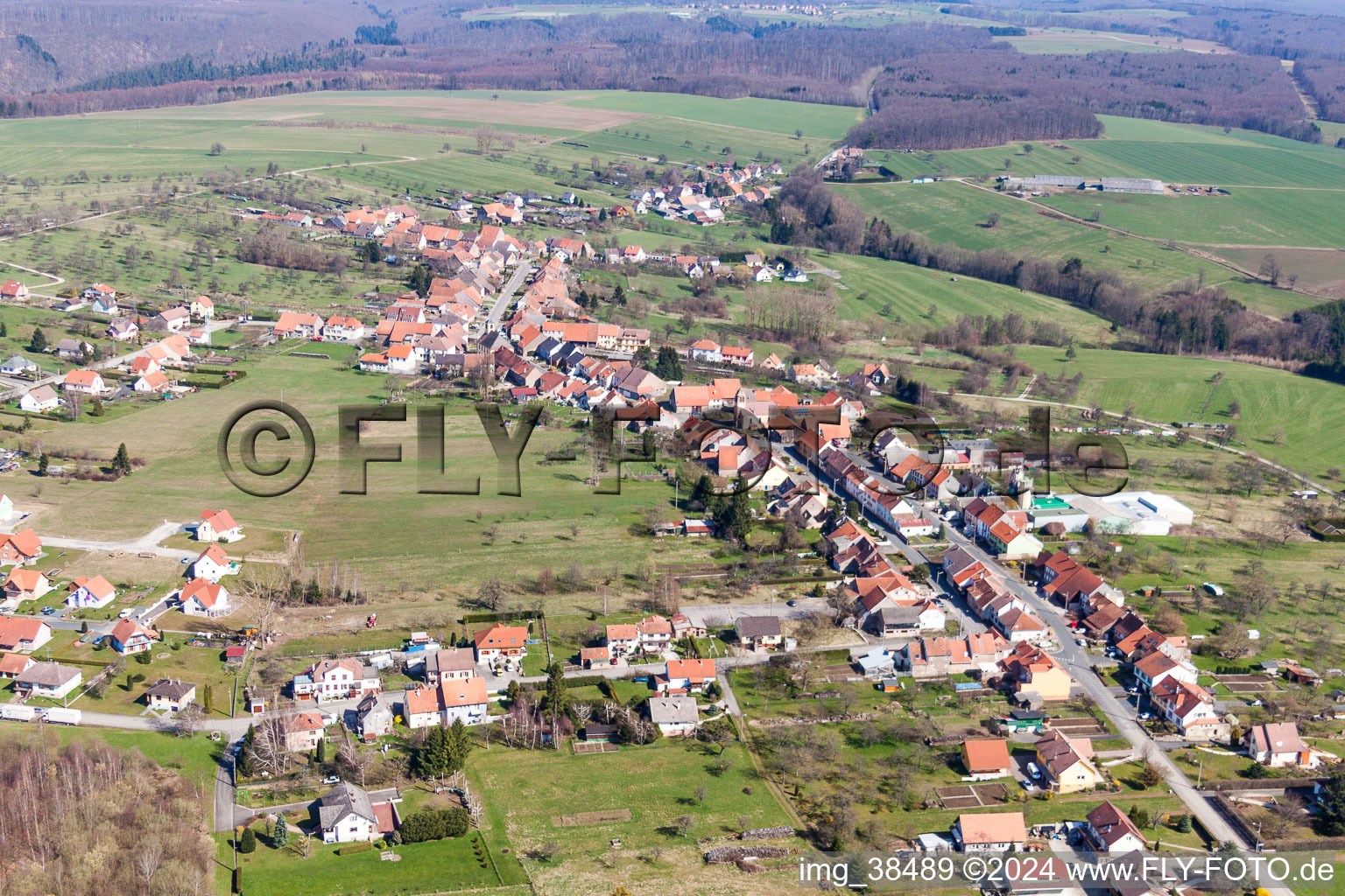 Vue aérienne de Champs agricoles et surfaces utilisables à Weislingen dans le département Bas Rhin, France