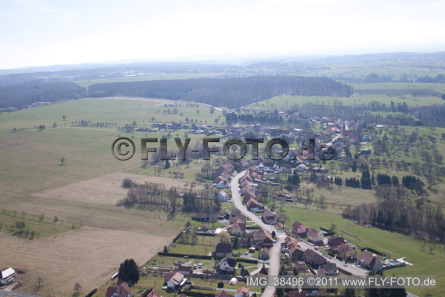 Vue aérienne de Champs agricoles et surfaces utilisables à Struth dans le département Bas Rhin, France