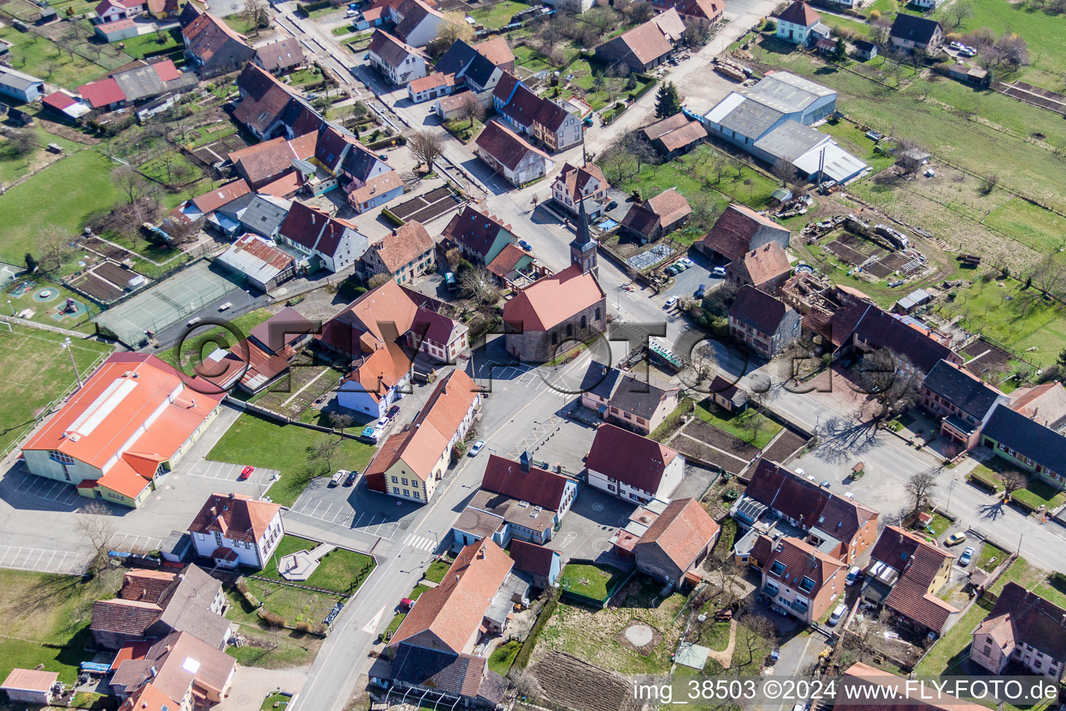 Vue aérienne de Bâtiment d'église au centre du village à Petersbach dans le département Bas Rhin, France