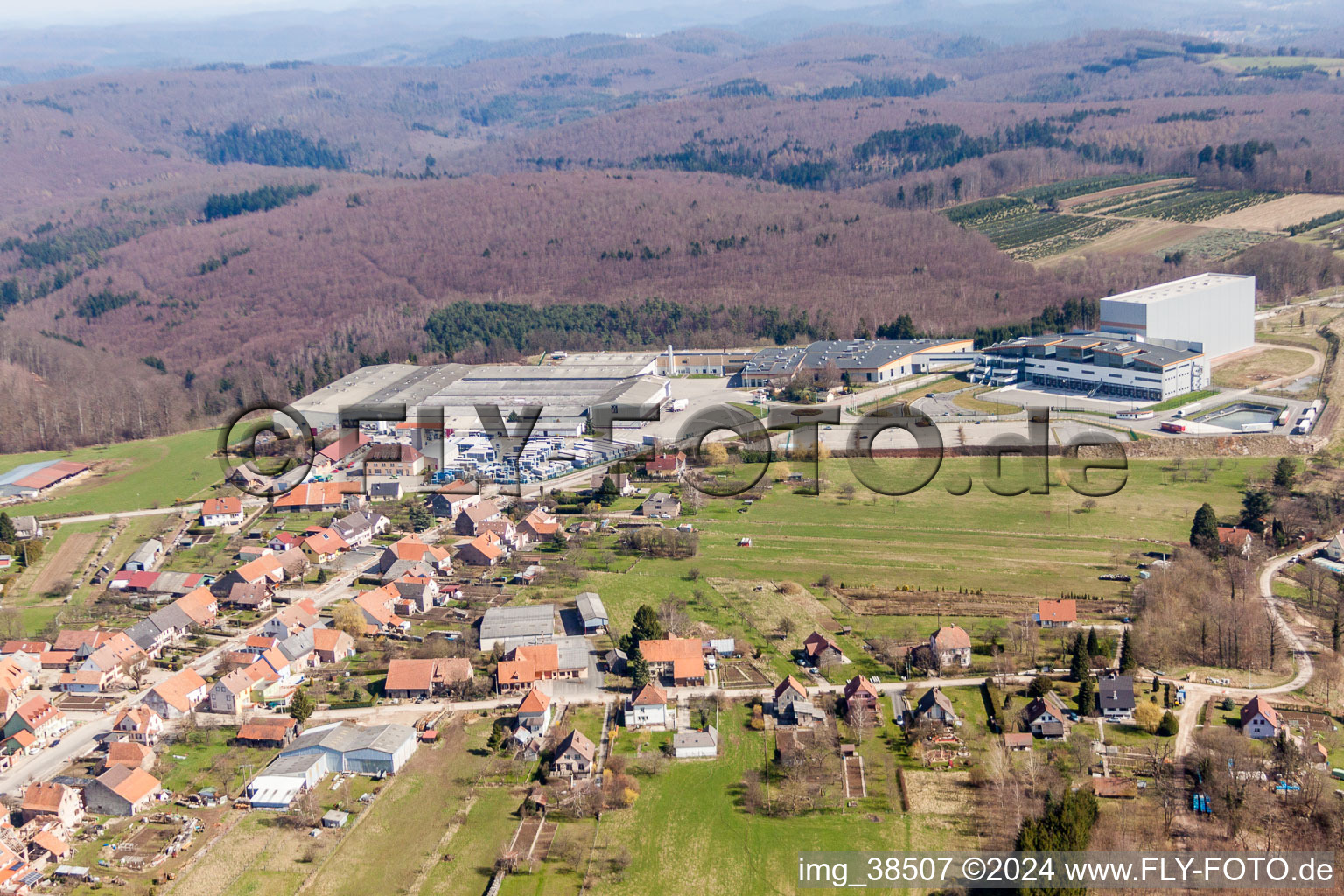 Vue aérienne de Zone commerciale et implantation d'entreprise avec Les Grands Chais de à Petersbach dans le département Bas Rhin, France