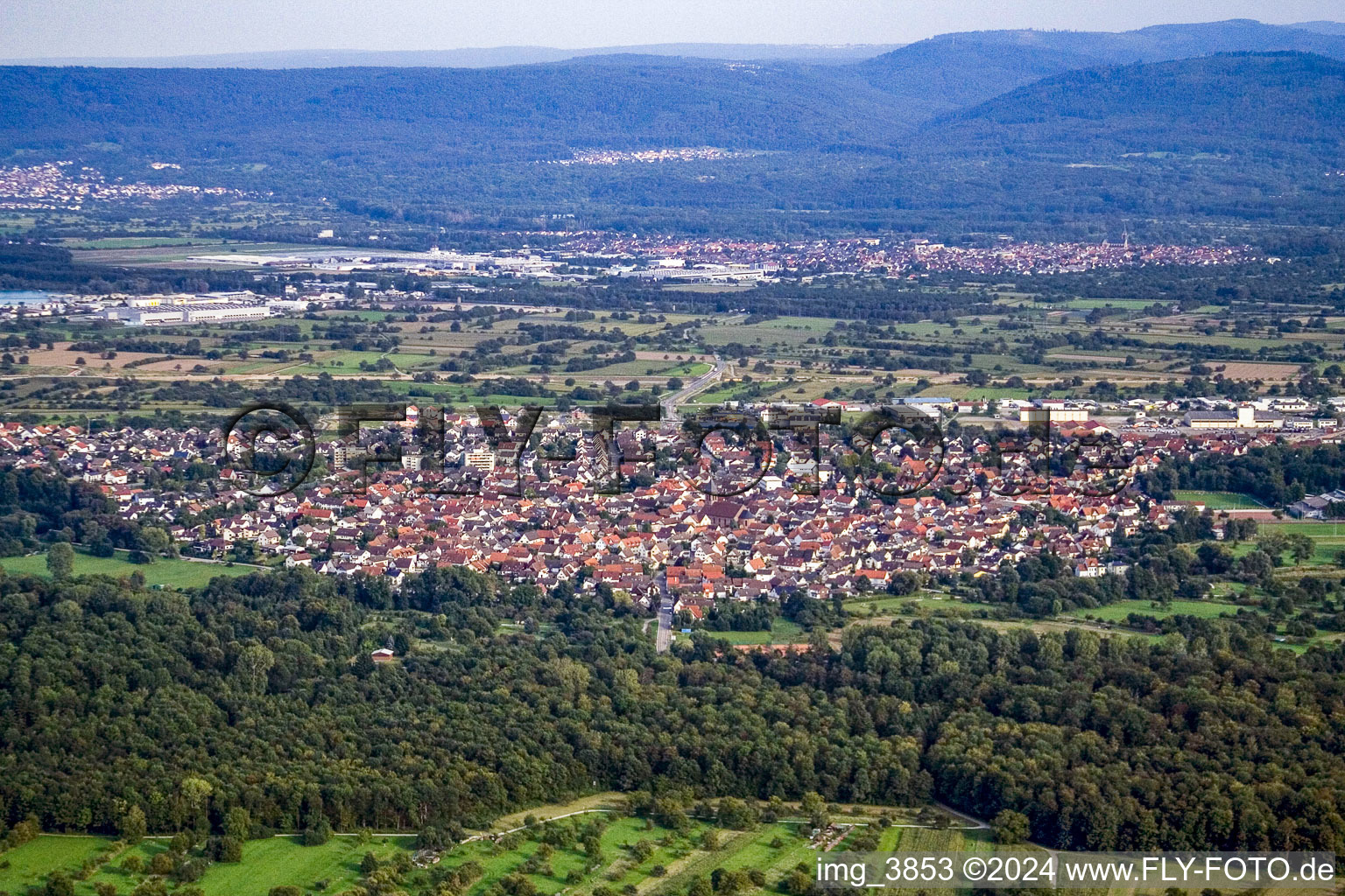 Vue aérienne de De l'ouest à Ötigheim dans le département Bade-Wurtemberg, Allemagne