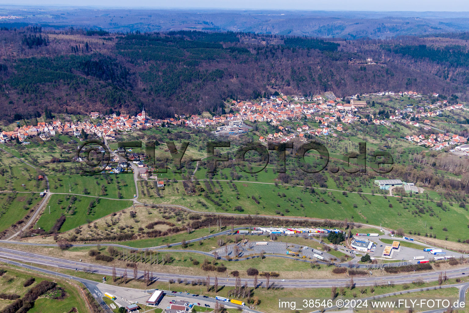 Vue aérienne de Aire d'autoroute sur l'axe de circulation et les sens de l'A4 Aire de Service AVIA de Saverne-Eckartswiller à Eckartswiller dans le département Bas Rhin, France