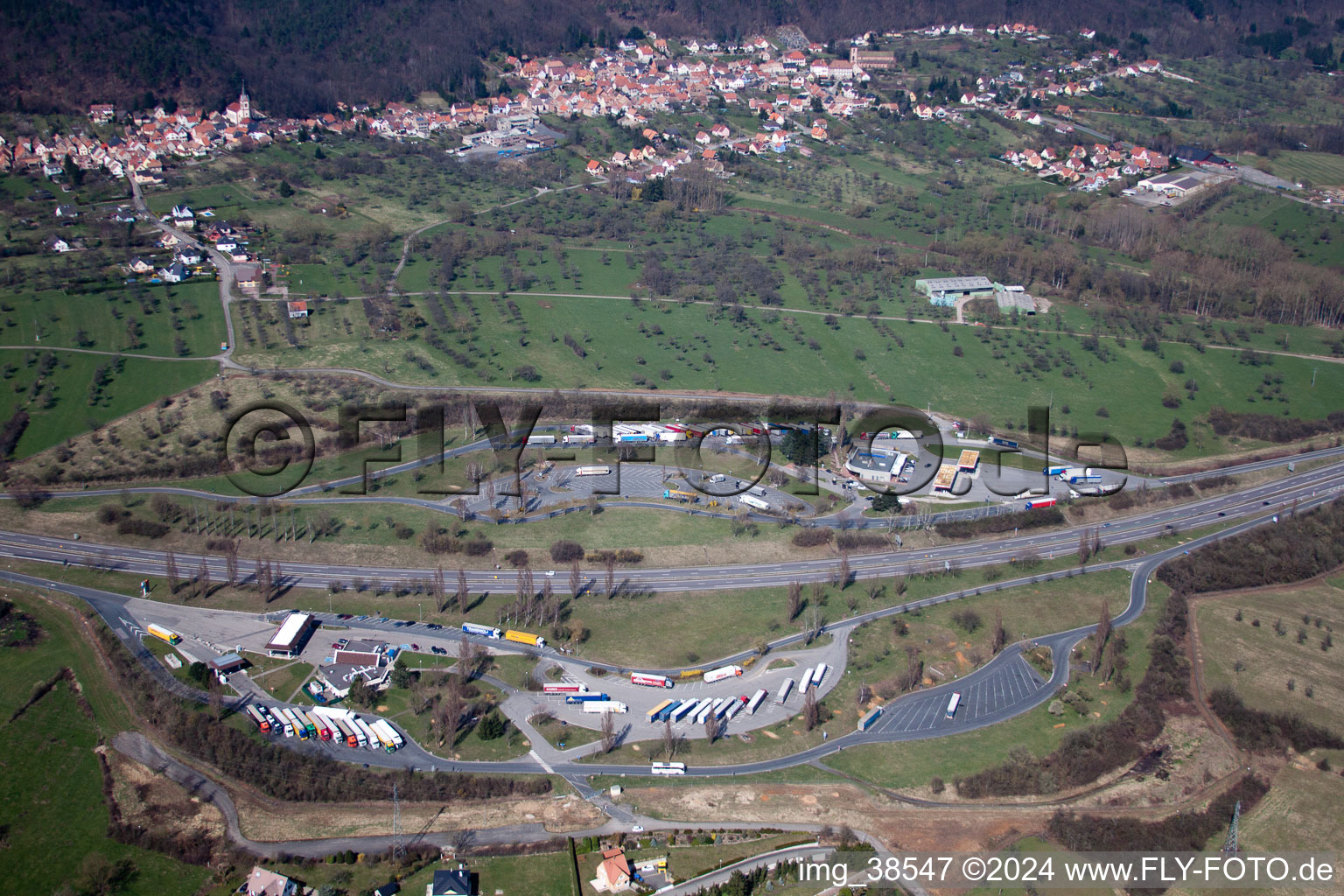 Vue aérienne de Aire d'autoroute sur l'axe de circulation et les sens de l'A4 Aire de Service AVIA de Saverne-Eckartswiller à Eckartswiller à Saverne dans le département Bas Rhin, France