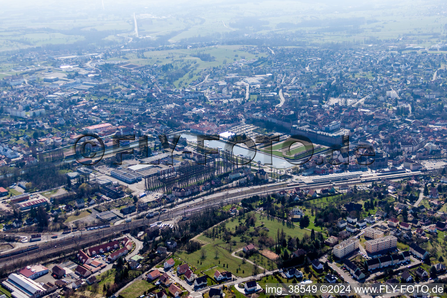 Vue aérienne de Vue des rues et des maisons des quartiers résidentiels à Saverne dans le département Bas Rhin, France