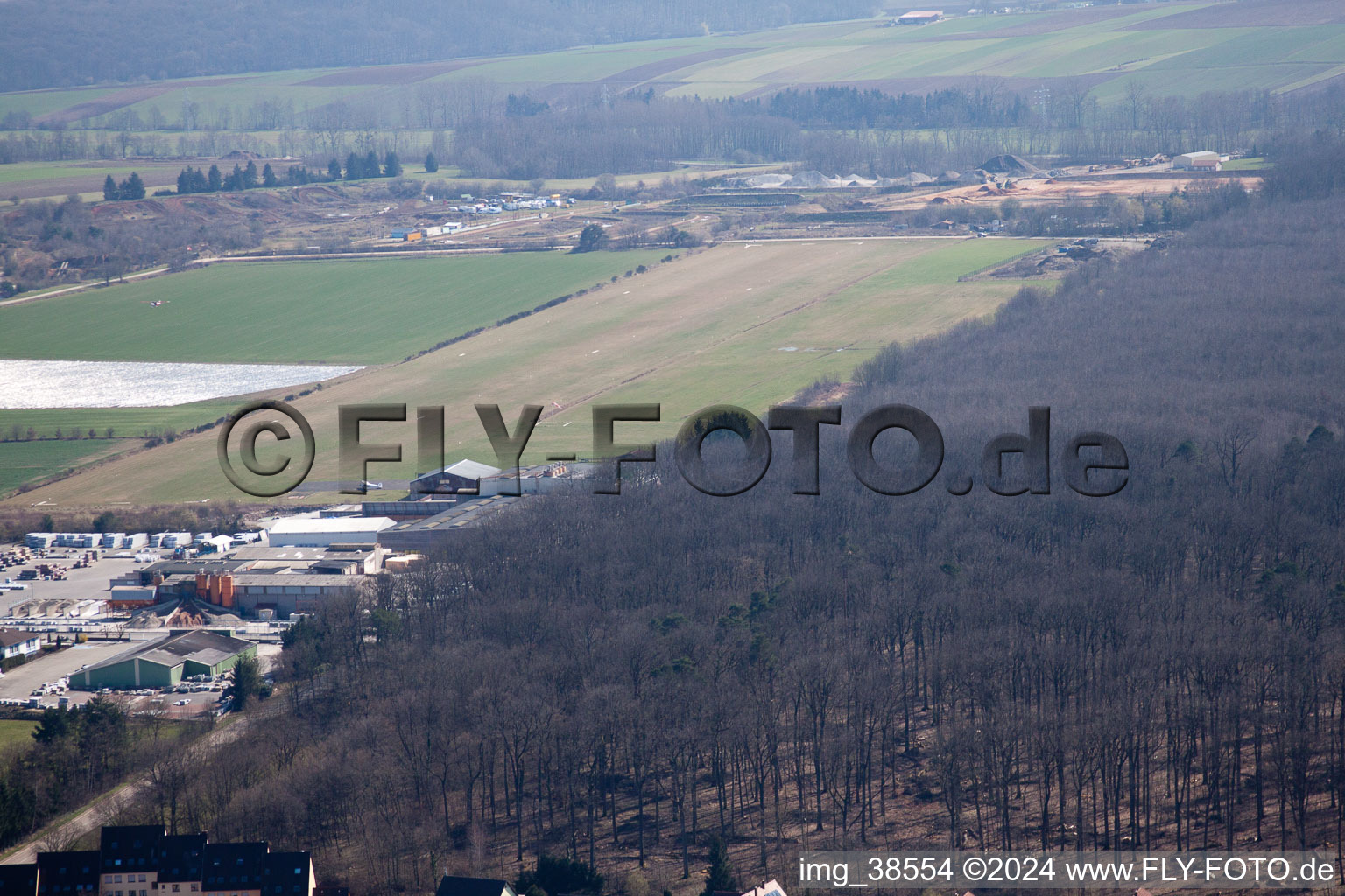 Vue aérienne de Aérodrome à Steinbourg dans le département Bas Rhin, France