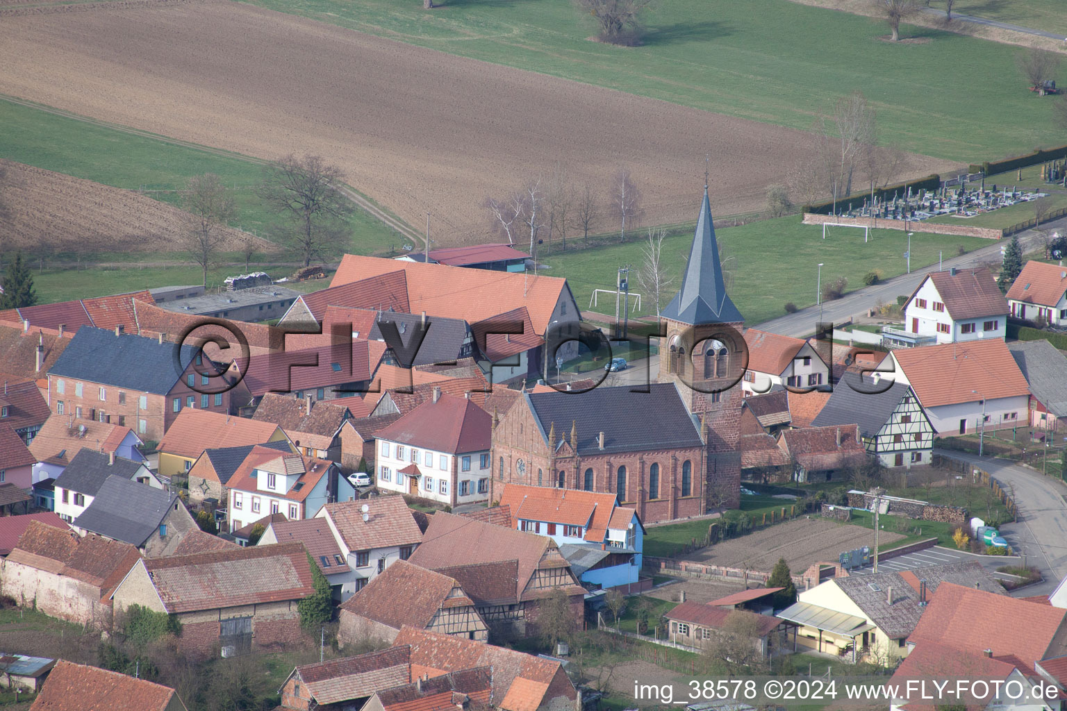 Vue aérienne de Champs agricoles et surfaces utilisables à Geiswiller dans le département Bas Rhin, France