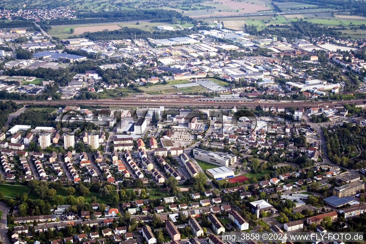 Vue aérienne de Zone industrielle de la Niederwaldstrasse au bord de la voie ferrée à Rastatt dans le département Bade-Wurtemberg, Allemagne