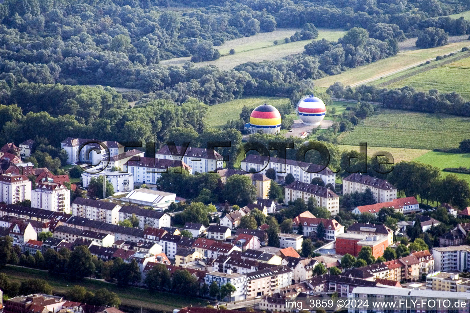 Vue aérienne de Réservoirs de gaz sphériques à Rastatt dans le département Bade-Wurtemberg, Allemagne