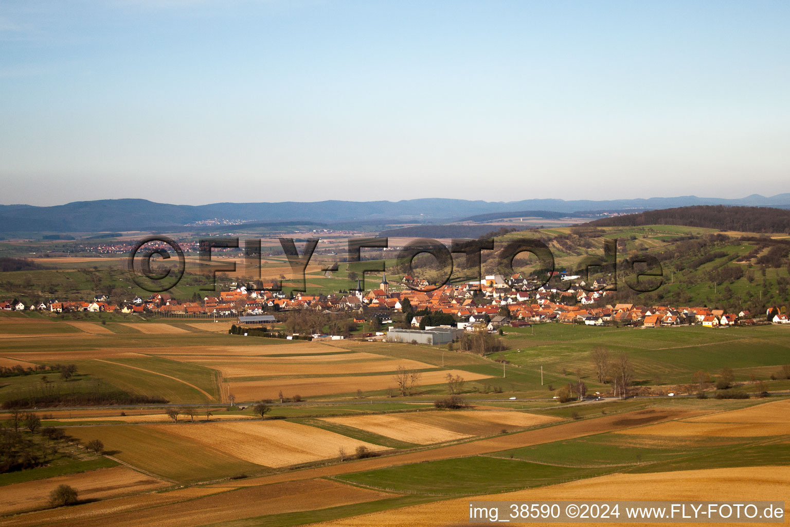 Vue aérienne de Champs agricoles et surfaces utilisables à Kirrwiller dans le département Bas Rhin, France