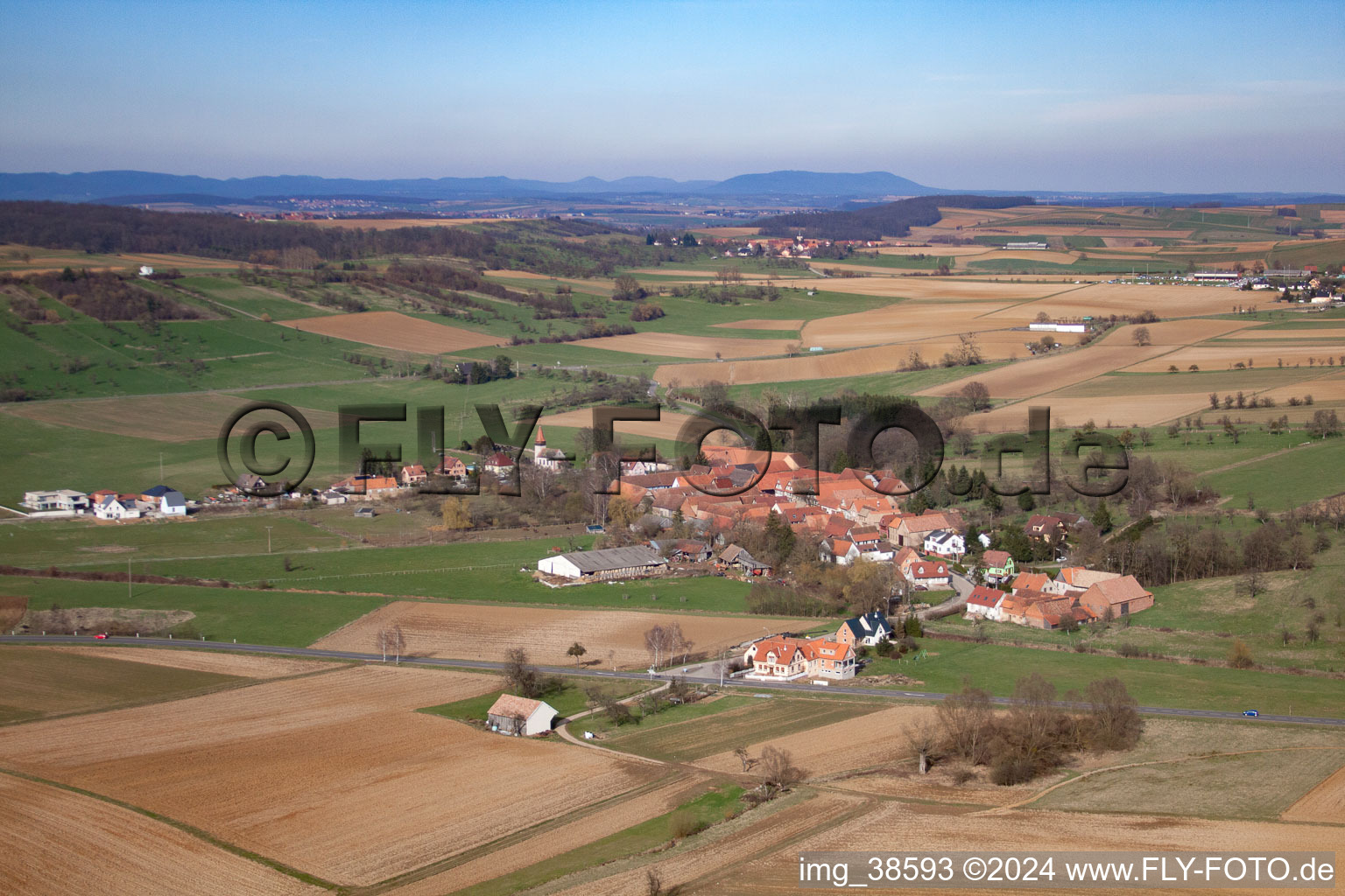 Vue aérienne de Champs agricoles et surfaces utilisables à Issenhausen dans le département Bas Rhin, France