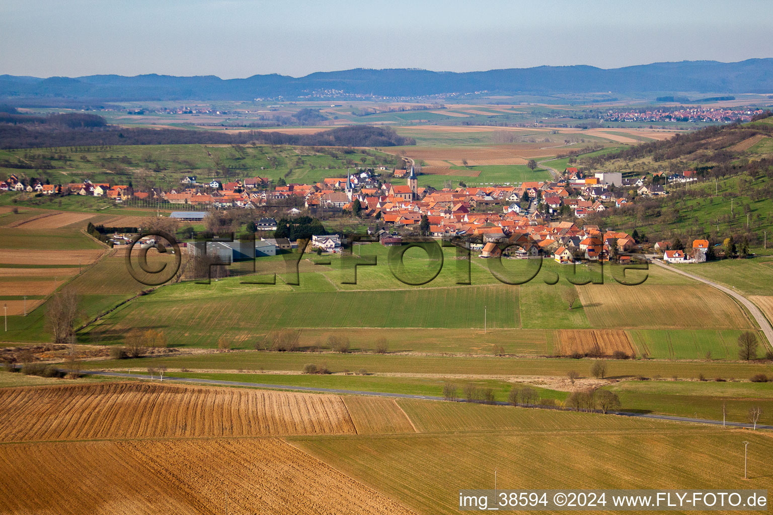 Vue aérienne de Champs agricoles et surfaces utilisables à Kirrwiller dans le département Bas Rhin, France