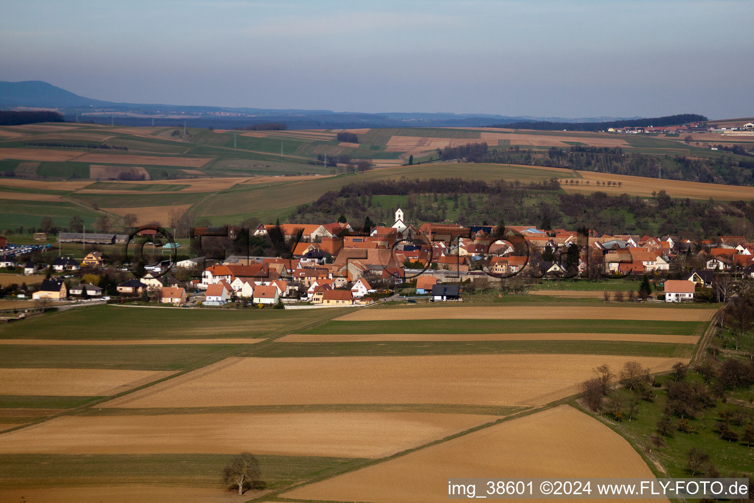 Vue d'oiseau de Issenhausen dans le département Bas Rhin, France