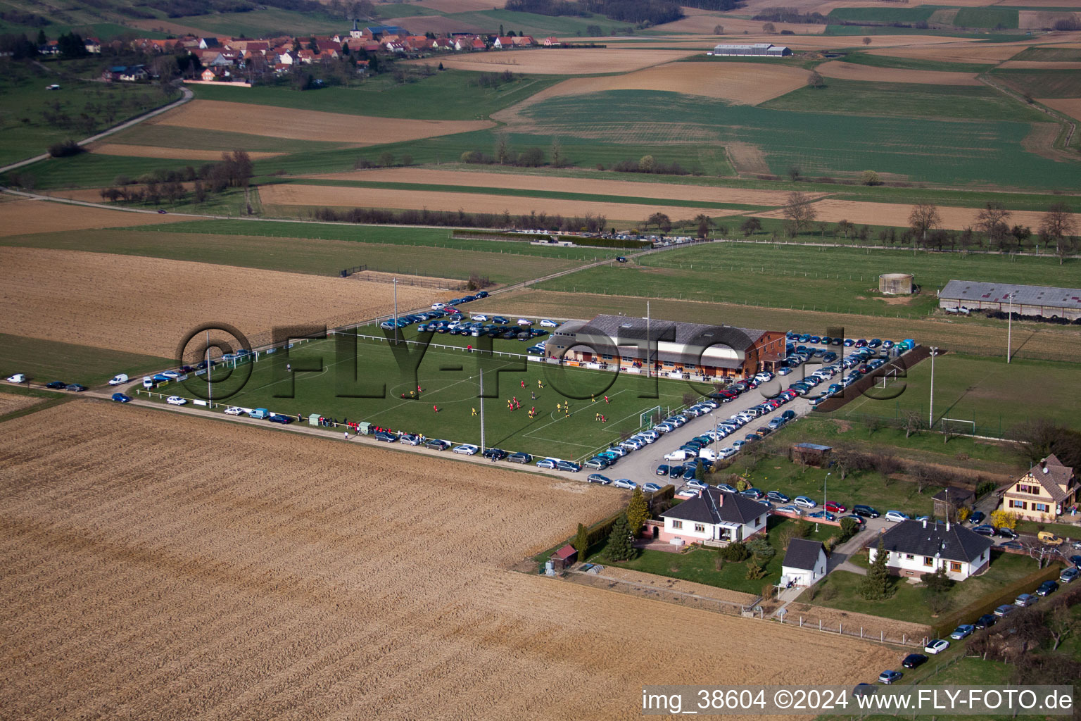 Vue aérienne de Terrain de sport à Ringendorf dans le département Bas Rhin, France