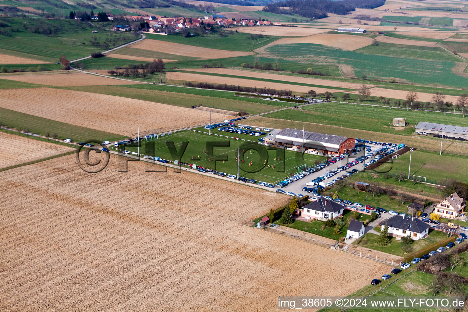 Vue aérienne de Terrain de sport - terrain de football à Ringendorf dans le département Bas Rhin, France