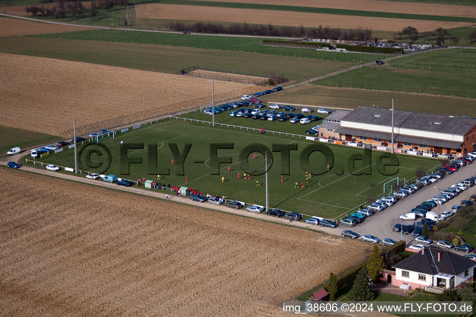 Vue aérienne de Terrain de sport à Ringendorf dans le département Bas Rhin, France