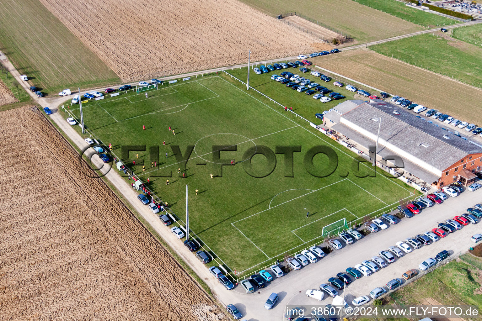 Vue aérienne de Terrain de sport - terrain de football à Ringendorf dans le département Bas Rhin, France