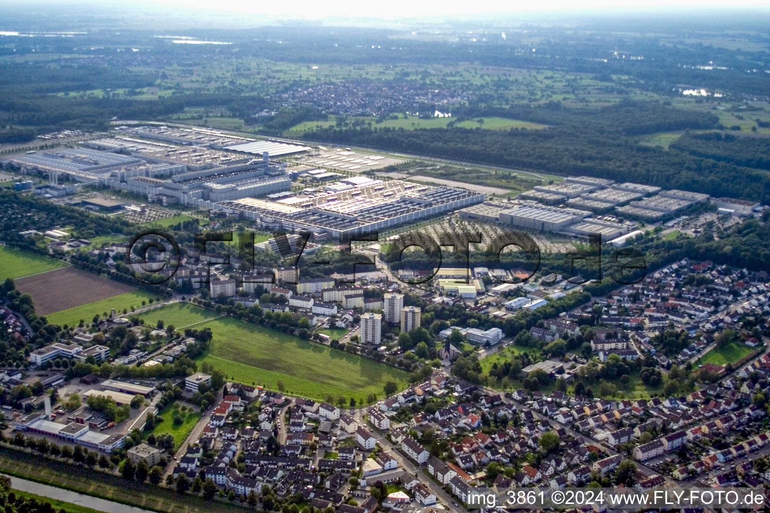 Vue aérienne de Usine Mercedes-Benz Rastatt à le quartier Rheinau in Rastatt dans le département Bade-Wurtemberg, Allemagne