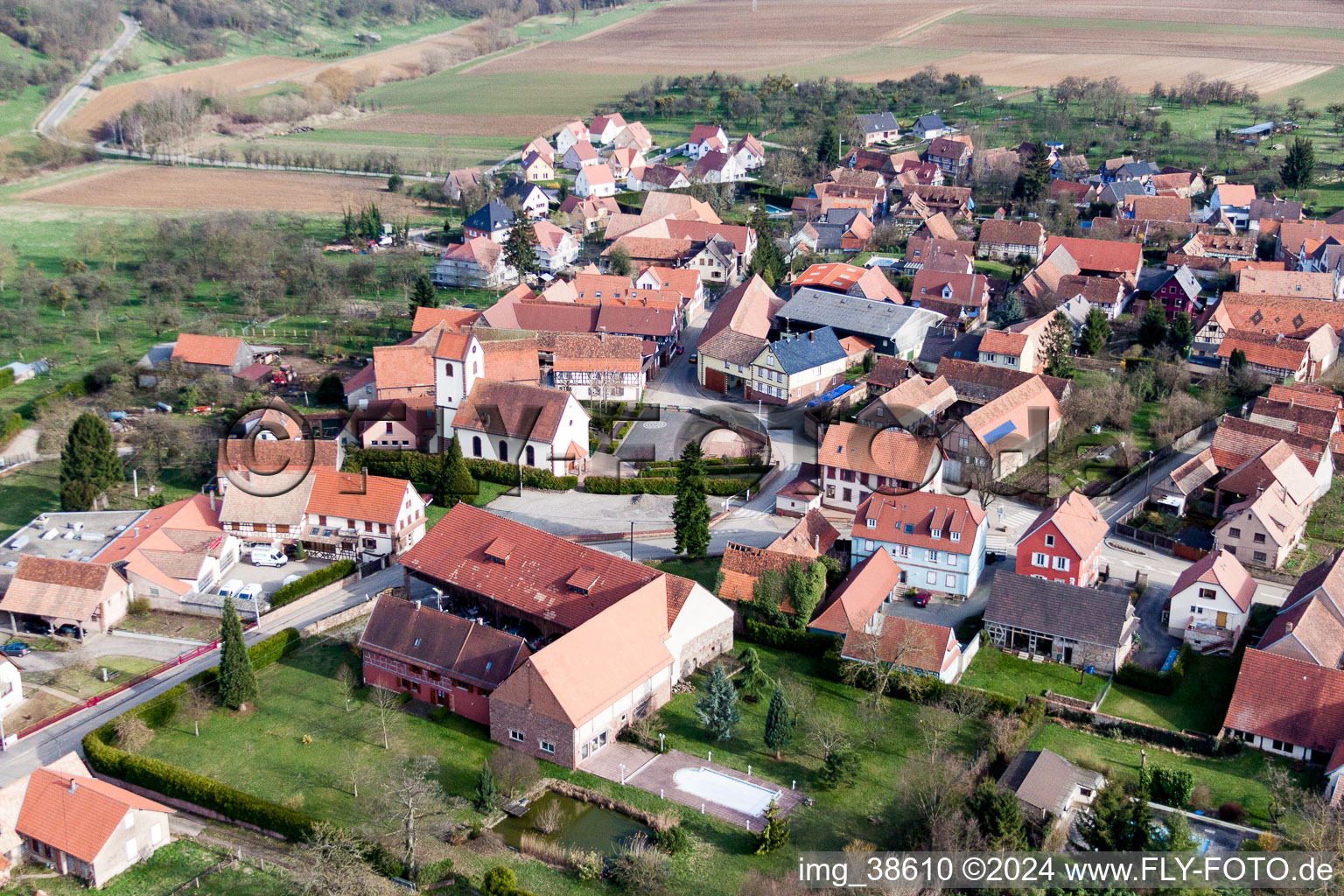 Vue aérienne de Eglise protestante luthérienne au centre du village à Ringendorf dans le département Bas Rhin, France