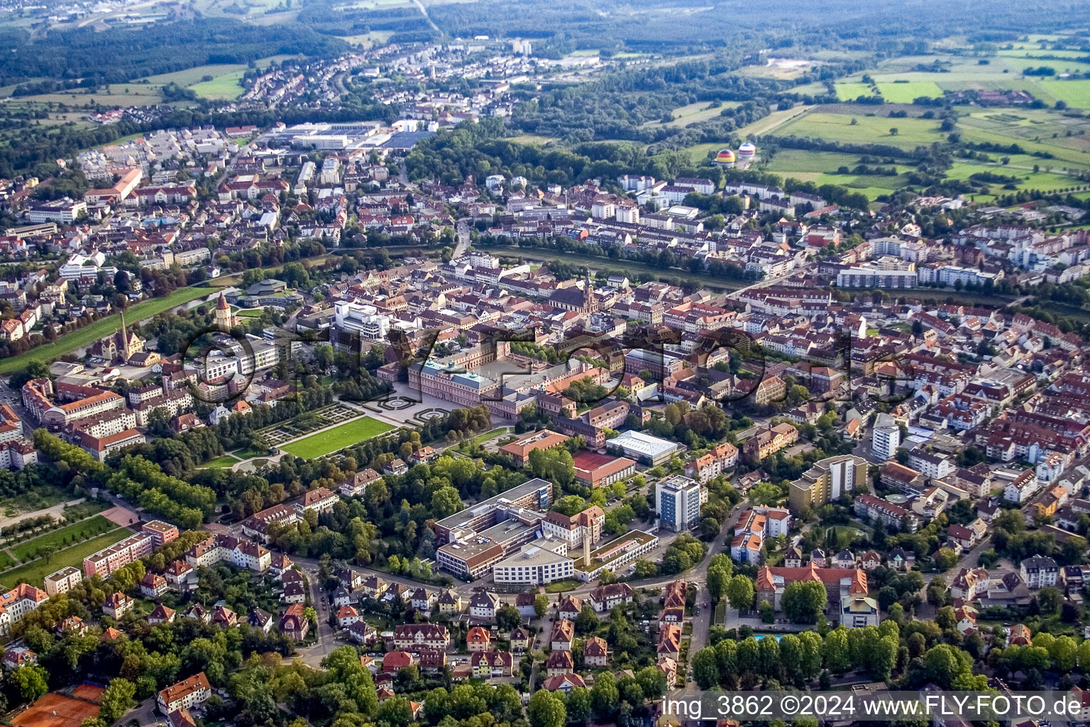 Vue aérienne de Centre-ville avec parc du château à Rastatt dans le département Bade-Wurtemberg, Allemagne