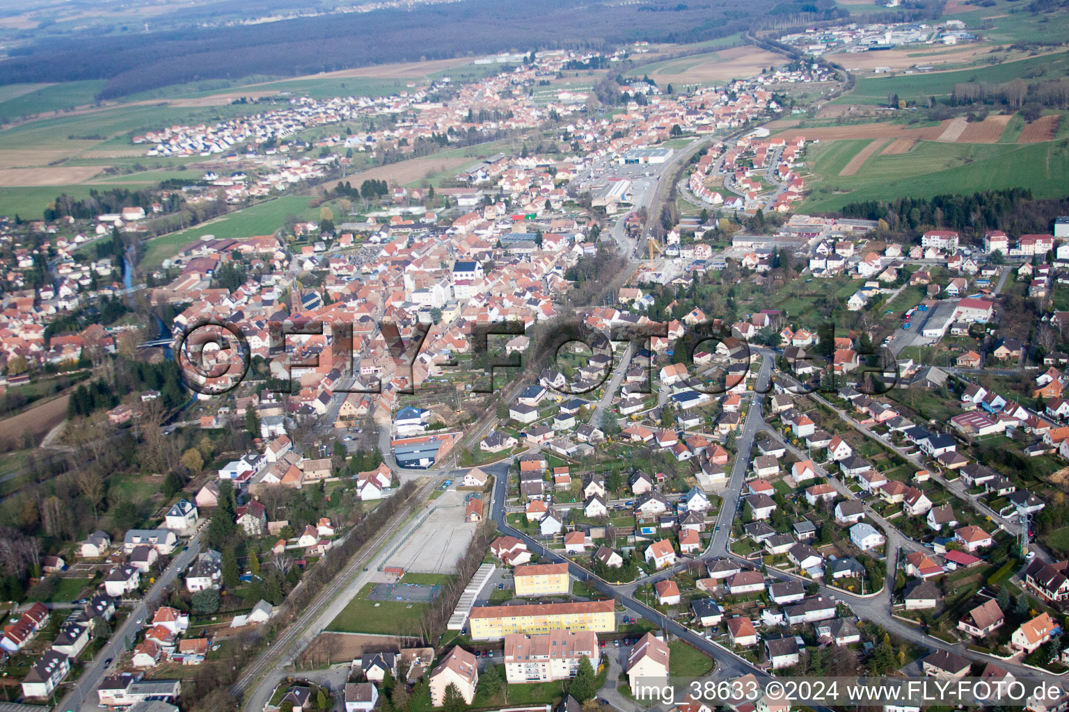 Vue aérienne de Pfaffenhoffen dans le département Bas Rhin, France