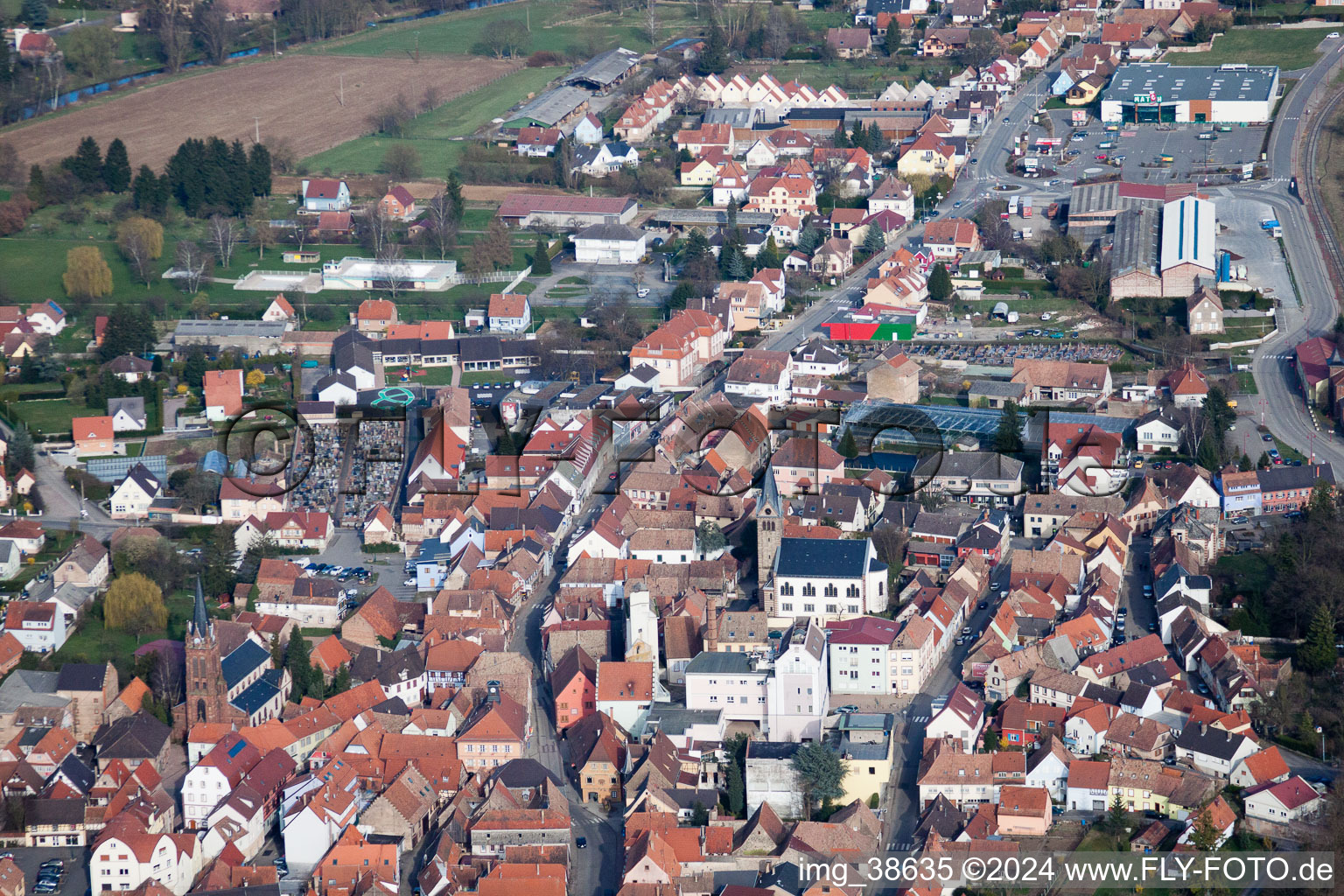 Vue oblique de Pfaffenhoffen dans le département Bas Rhin, France