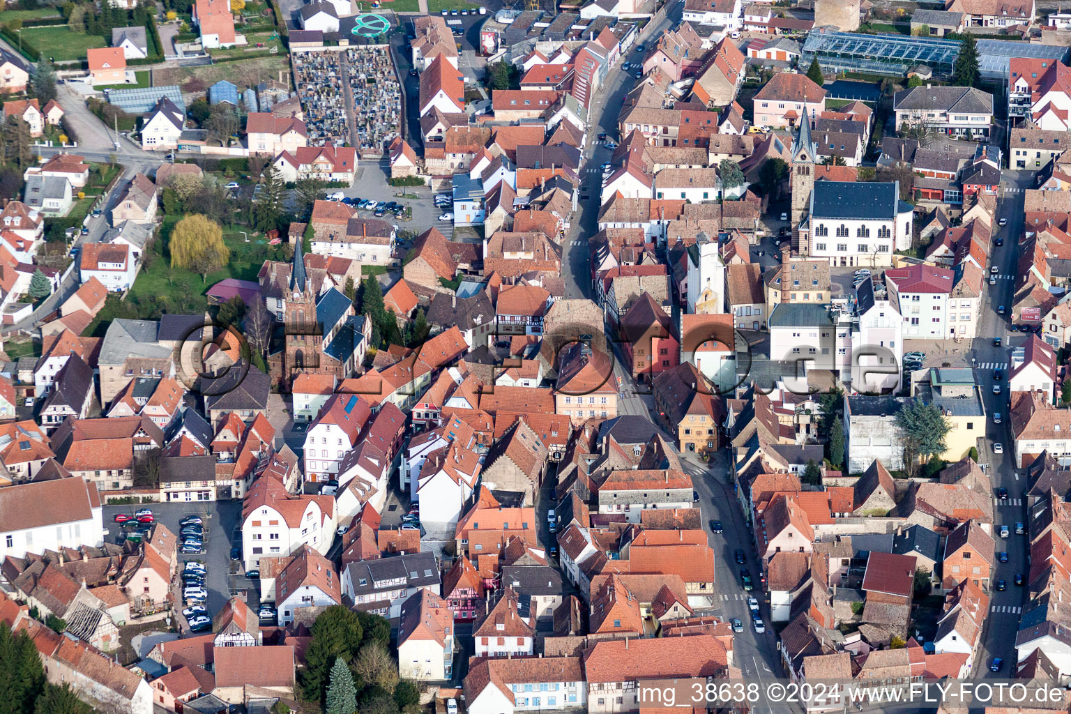 Vue aérienne de Vue sur la ville depuis le centre-ville de Pfaffenhoffen à Val-de-Moder dans le département Bas Rhin, France