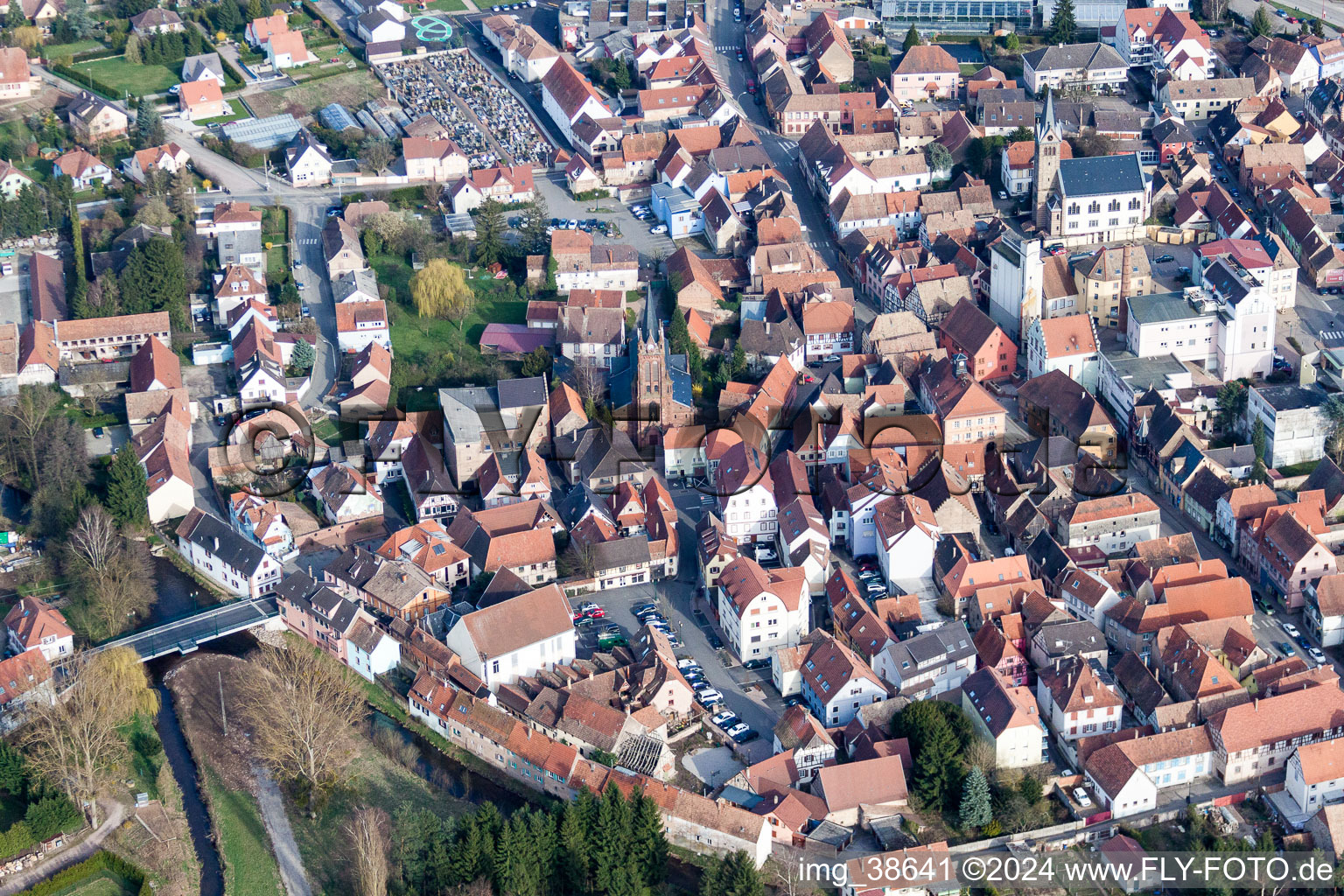 Vue aérienne de Vue sur la ville depuis le centre-ville de Pfaffenhoffen à Val-de-Moder dans le département Bas Rhin, France