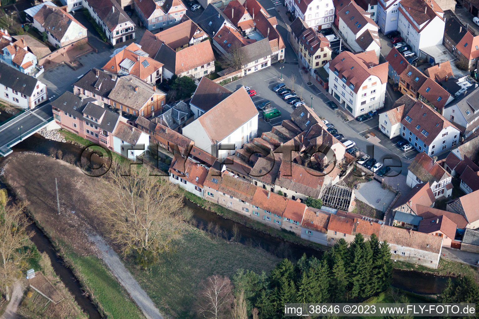 Pfaffenhoffen dans le département Bas Rhin, France du point de vue du drone