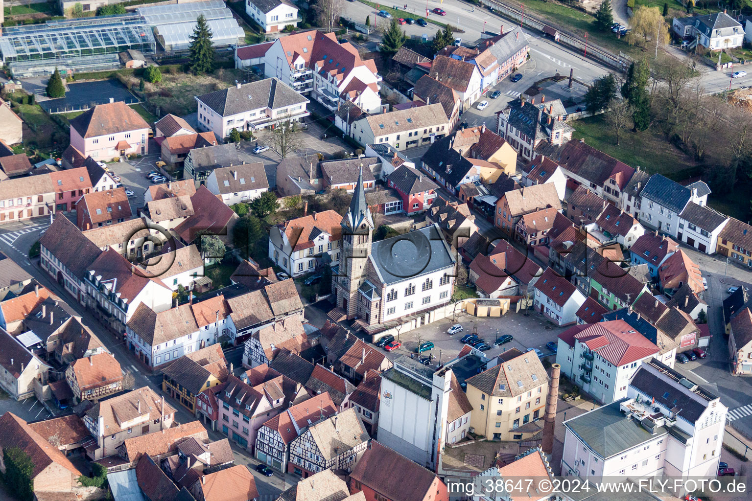 Vue aérienne de Centre-ville dans le centre-ville de Pfaffenhoffen à Val-de-Moder dans le département Bas Rhin, France