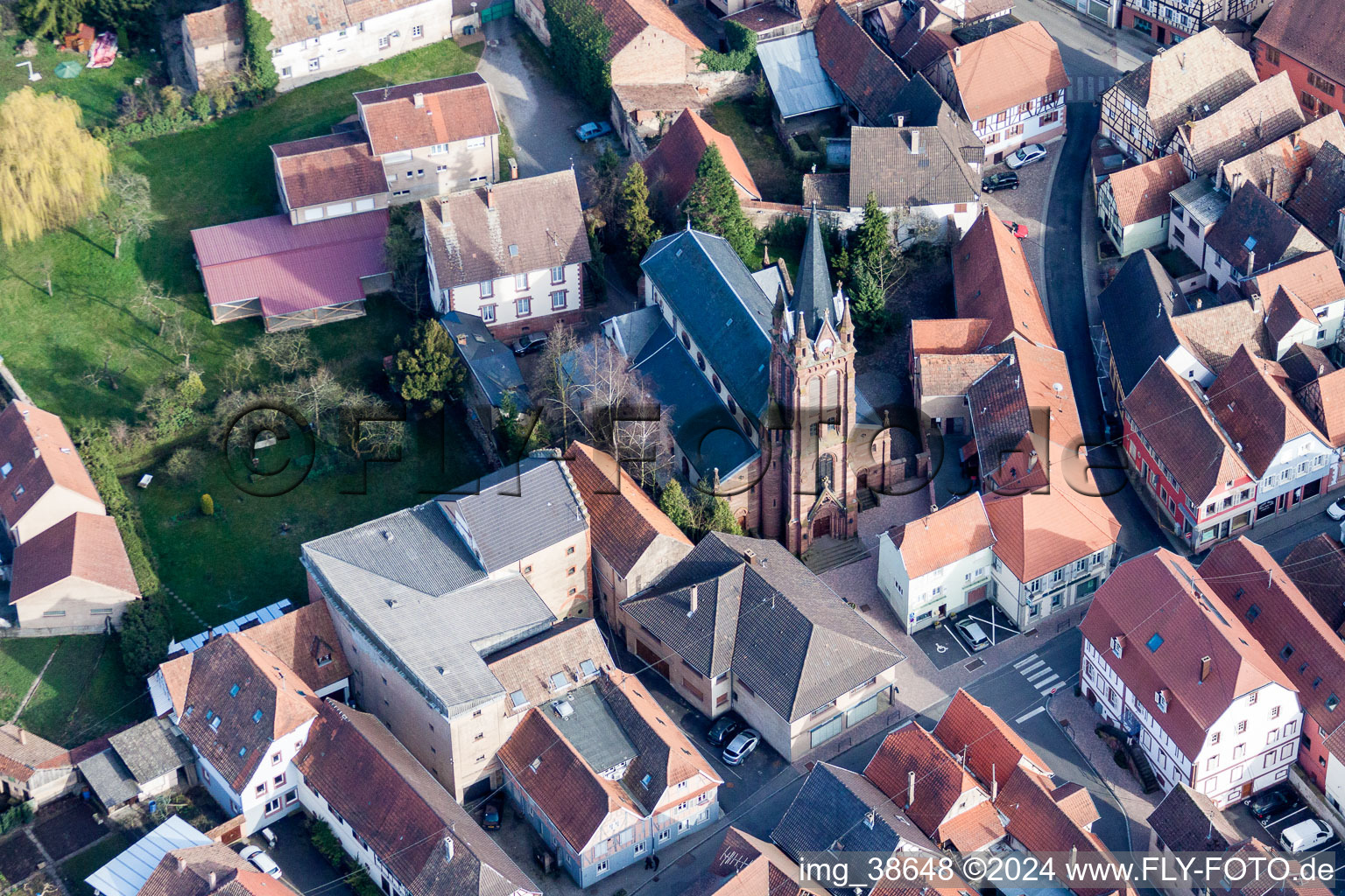 Vue aérienne de Centre-ville dans le centre-ville de Pfaffenhoffen à Val-de-Moder dans le département Bas Rhin, France