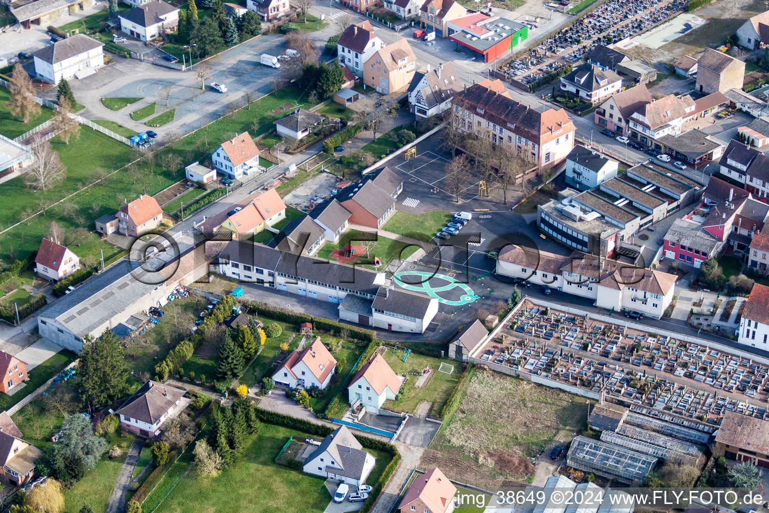 Vue aérienne de Bâtiment scolaire avec cour peinte à Pfaffenhoffen à Val-de-Moder dans le département Bas Rhin, France