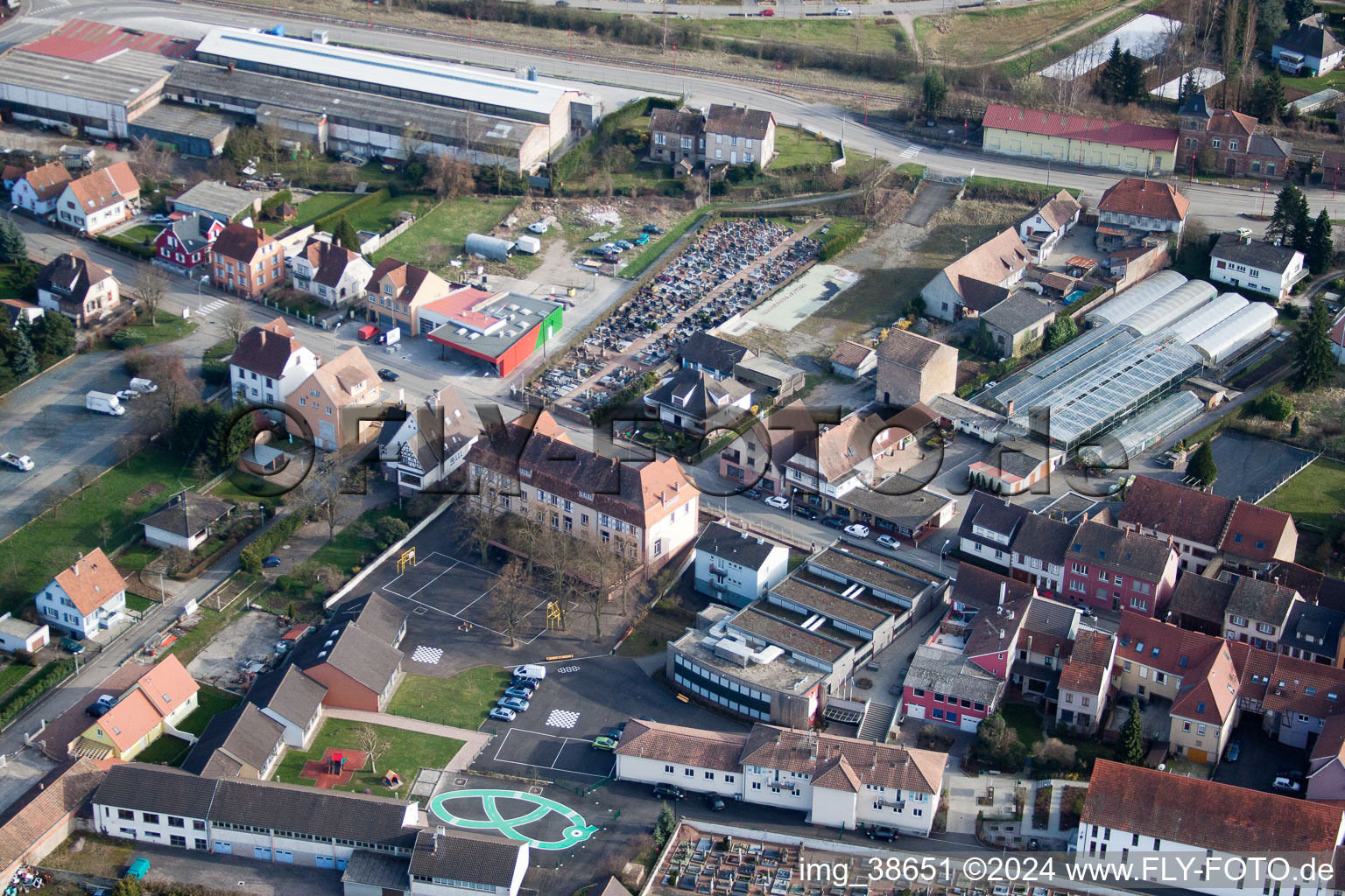 Pfaffenhoffen dans le département Bas Rhin, France vu d'un drone