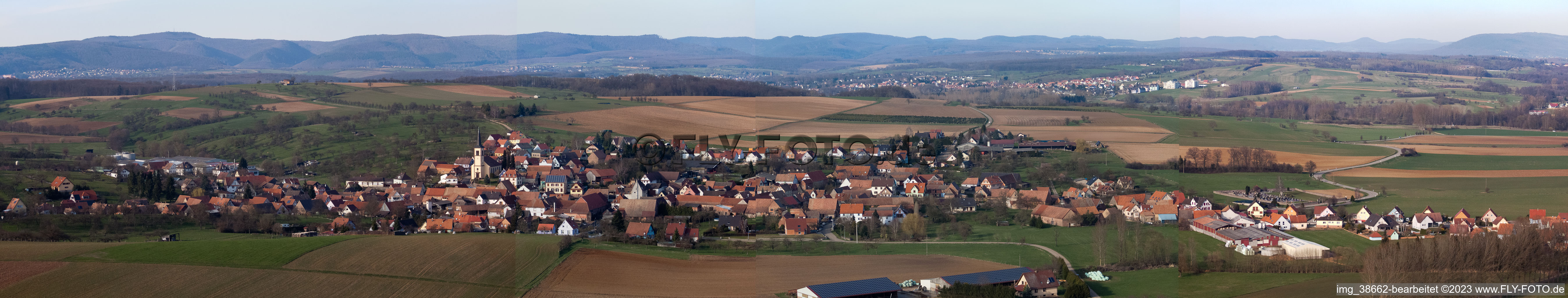 Vue aérienne de Champs agricoles et terres agricoles en perspective panoramique à Mietesheim dans le département Bas Rhin, France