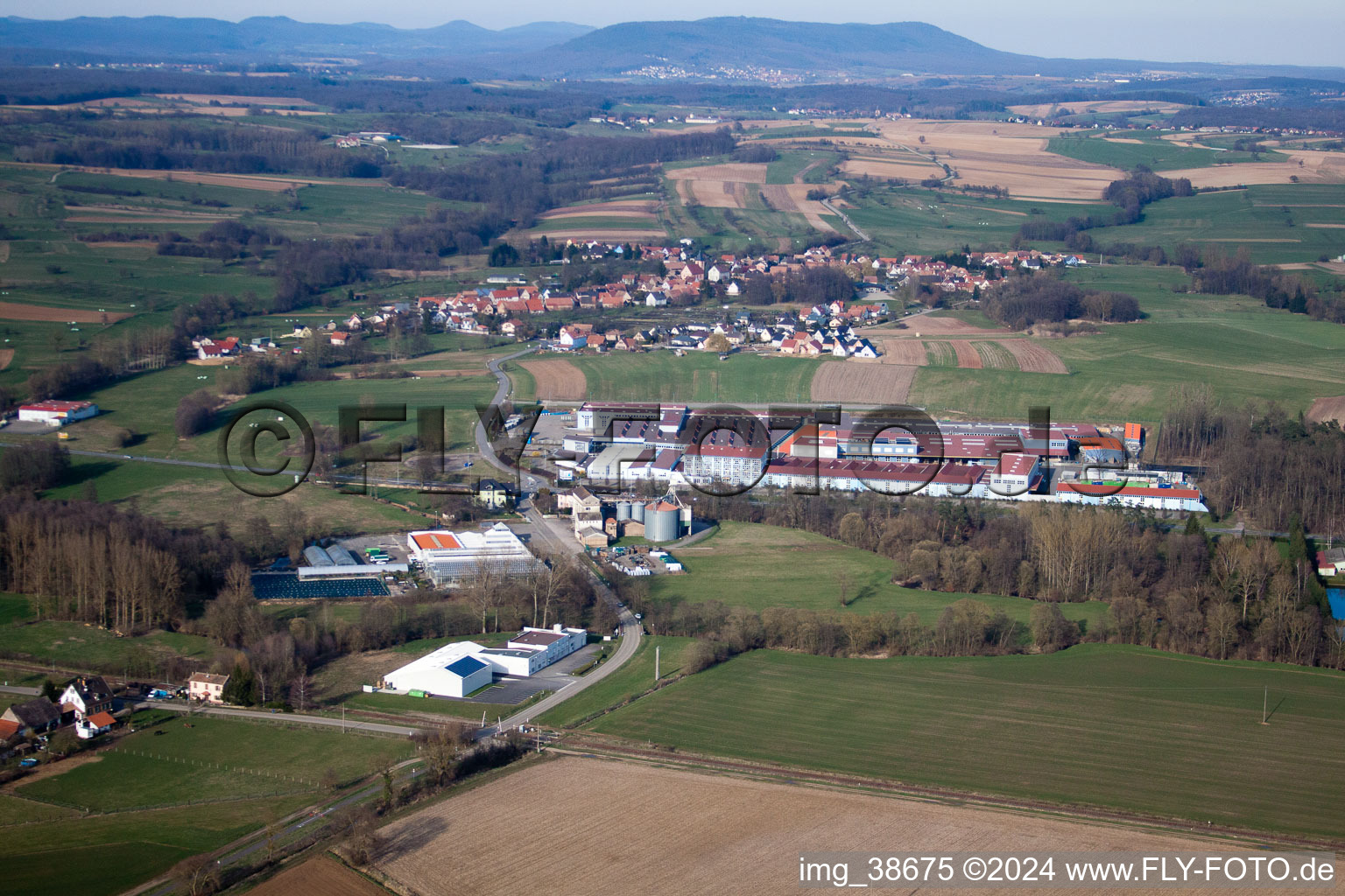 Vue aérienne de Locaux de l'usine Tryba à Gundershoffen dans le département Bas Rhin, France