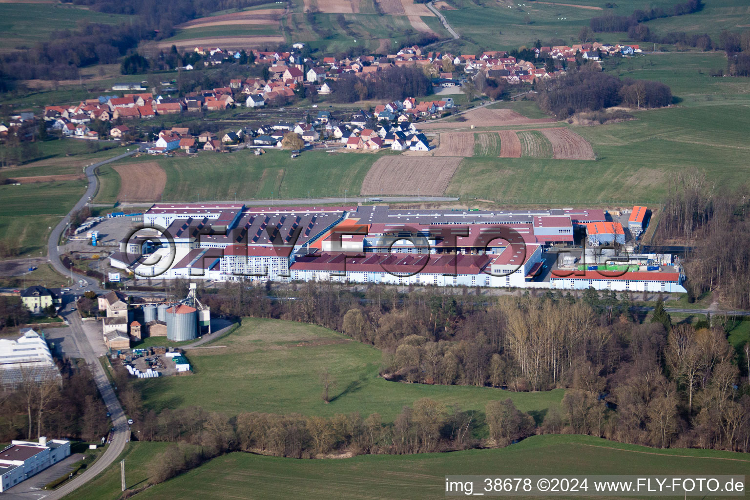 Vue aérienne de Locaux de l'usine Tryba à Gundershoffen dans le département Bas Rhin, France