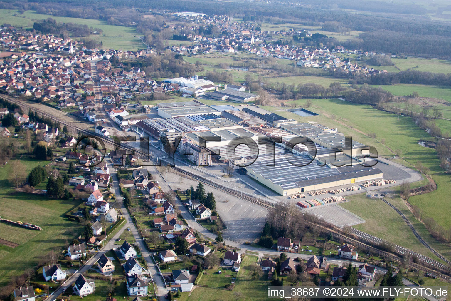 Vue aérienne de Vue de la ville avec au premier plan le fabricant de fours De Dietrich Thermique à Mertzwiller dans le département Bas Rhin, France