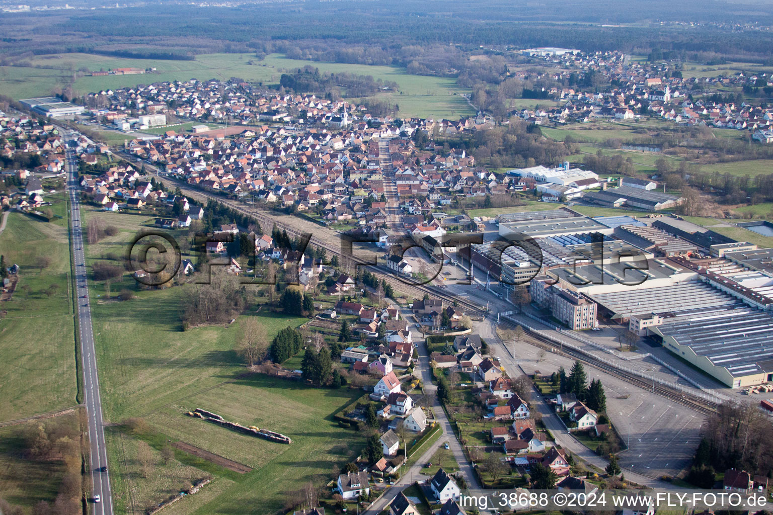 Vue aérienne de Vue de la ville avec au premier plan le fabricant de fours De Dietrich Thermique à Mertzwiller dans le département Bas Rhin, France