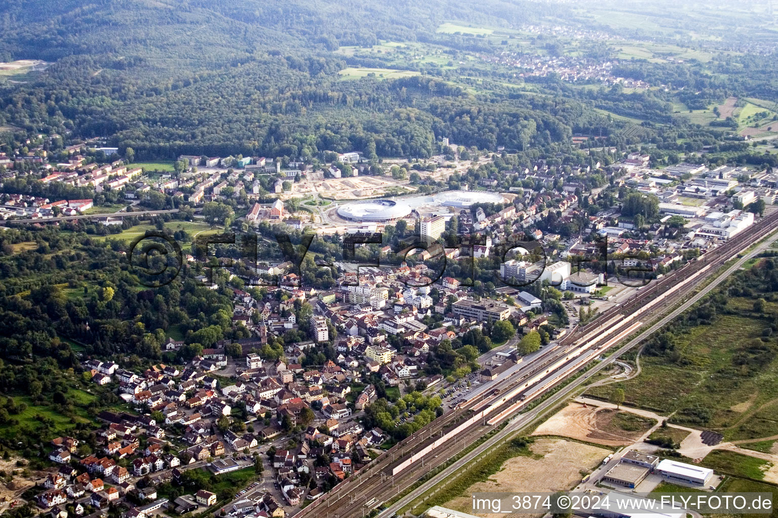 Vue aérienne de Poste Baden-Baden à le quartier Oos in Baden-Baden dans le département Bade-Wurtemberg, Allemagne