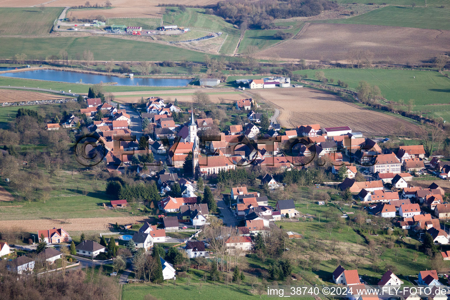 Kutzenhausen dans le département Bas Rhin, France du point de vue du drone