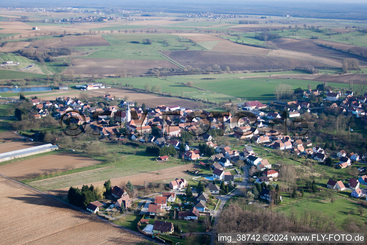 Kutzenhausen dans le département Bas Rhin, France vu d'un drone