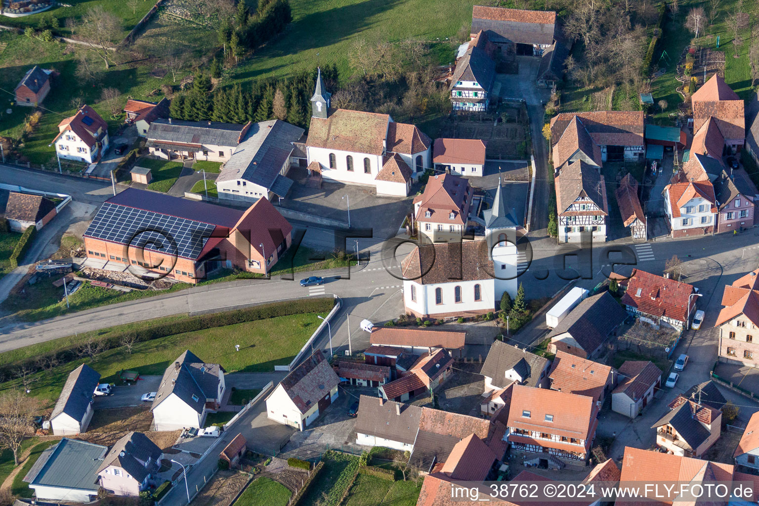 Vue aérienne de Bâtiment d'église au centre du village à Keffenach dans le département Bas Rhin, France