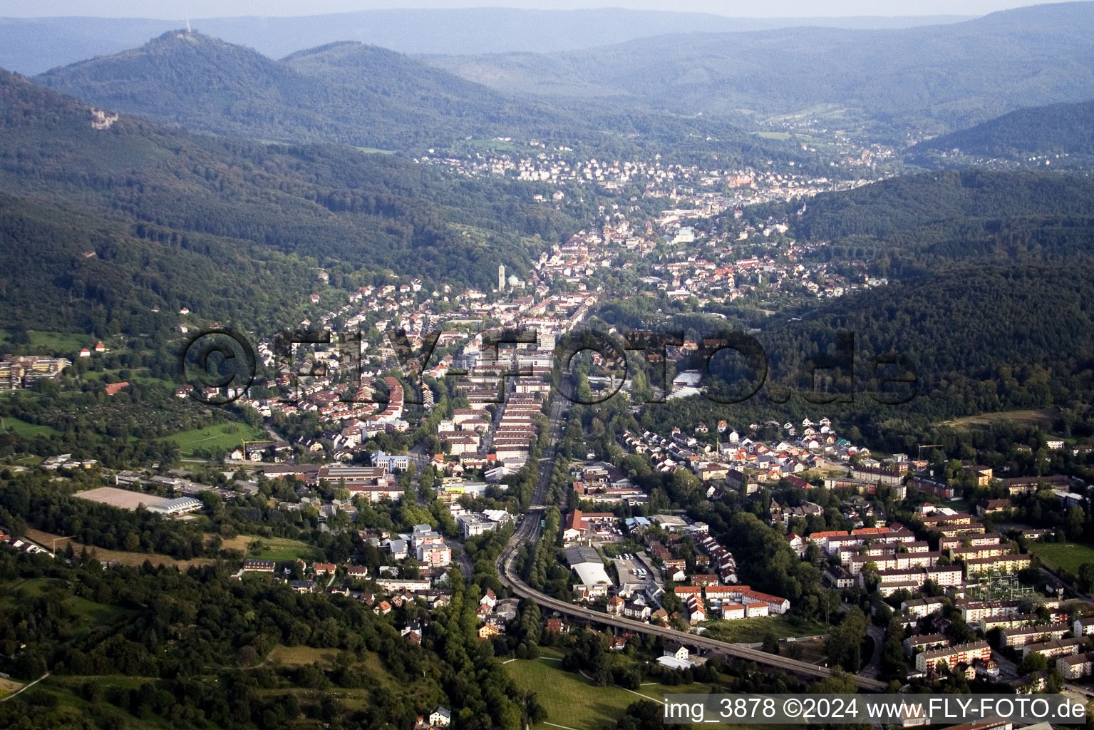 Vue aérienne de Rheinstraße à le quartier Oos in Baden-Baden dans le département Bade-Wurtemberg, Allemagne