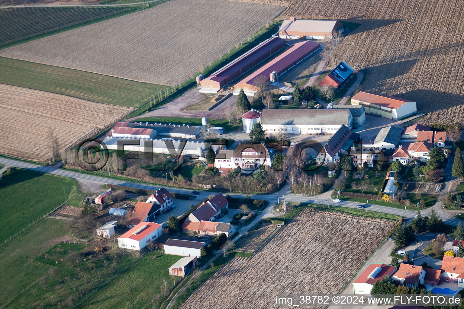 Vue aérienne de Steinseltz dans le département Bas Rhin, France